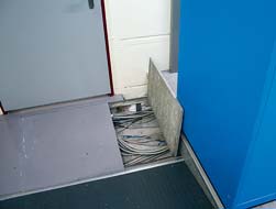 Asbestzement Kanäle, Rohre und Platten in Räumen (festgebundener Asbest) Kabelkanäle Rohre Hohlraumböden Arbeiten und Gefährdungen Begehen von Räumen mit technischen Anlagen, Sichtkontrollen an