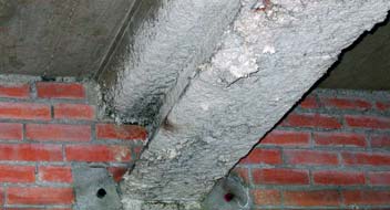 Spritzasbest (schwachgebundener Asbest) Spritzasbest an Stahlträger Arbeiten und Gefährdungen bereits ohne mechanische Einwirkungen können Asbestfasern freigesetzt werden Spritzasbestisolation an