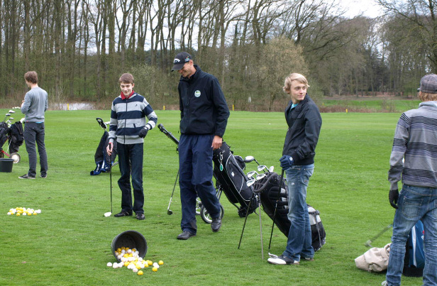 seite zehn // fore 1-2010 Youngsters go golf Ehrgeiz Jugendbetreuerin Kerstin oldekamp stellte mit Pro thomas Kalthoff den trainingsplan 2010 zusammen.