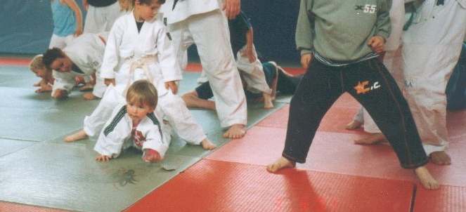 und dann noch: Judo für Klein und Groß In erster Linie sollen Kinder und ihre Eltern etwas gemeinsam machen. Koordinationsvermögen und Körpergefühl sollen verbessert werden.