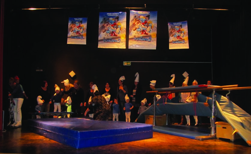 Rückblick: Kinderweihnachtsfeier 2013 Schlümpfe reisen um die Welt war das Motto der diesjährigen Kinderweihnachtsfeier, veranstaltet von der Turnabteilung des SV Steinbach.