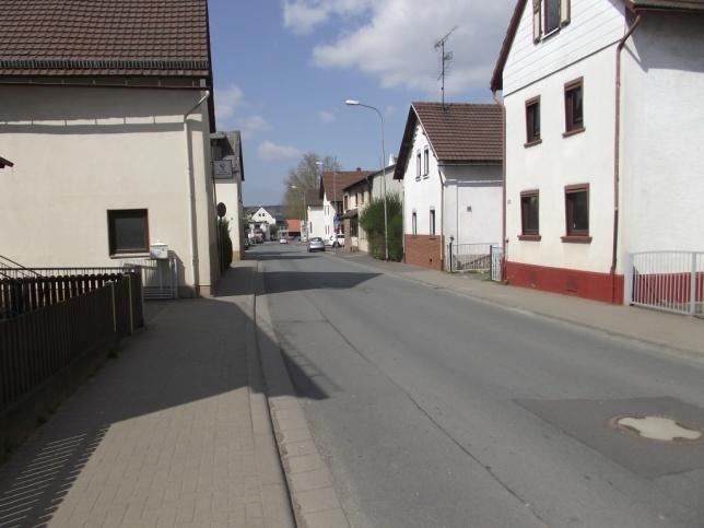 Ortsdurchfahrt der L 3283 Burgsolms straßenrandnahe Bebauung überwiegend Wohnnutzung Giebelseiten der Häuser meist zur Fahrbahn hin orientiert schmale Fahrbahn und schmaler Bürgersteig Abbildung 96