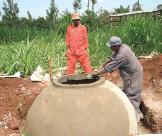 Biogas und Biomasse Kenia: Biogasnutzer bilden Energiegenossenschaft Kenianische Maurer bauen eine Biogasanlage In Kenia werden die Kleinbiogas-Anlagen vom Typ Deenbandhu2000 durch lokale Maurer