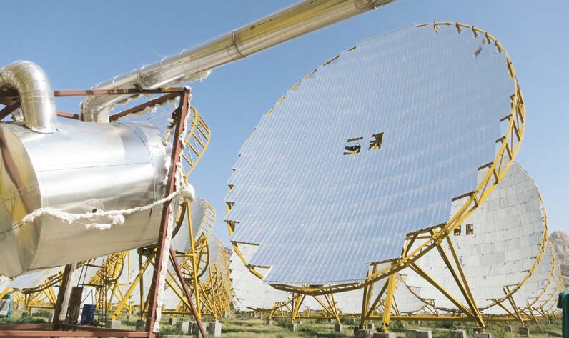 Wind, Wasser, Sonne High-Tech-Pioniere in Indien: Ein solarthermisches Kraftwerk im Eigenbau Parabolspiegel des solarthermischen Kraftwerks India One Von weitem schon kann man erkennen, dass im