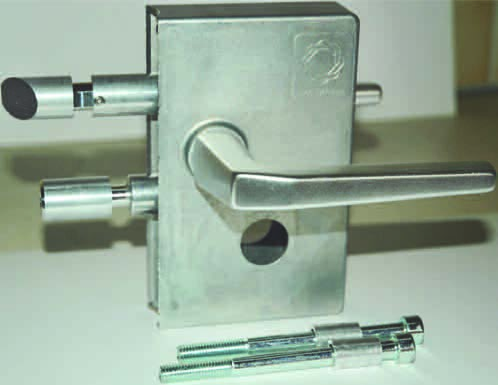 Tür-Schlösser patentiert Serrures de portails Modèles brevetés Bedeutende Vorteile: Ausführung für Schlüssel oder Sicherheitszylinder für Links- und Rechtsöffnung passend (Riegel kann um 180 gedreht