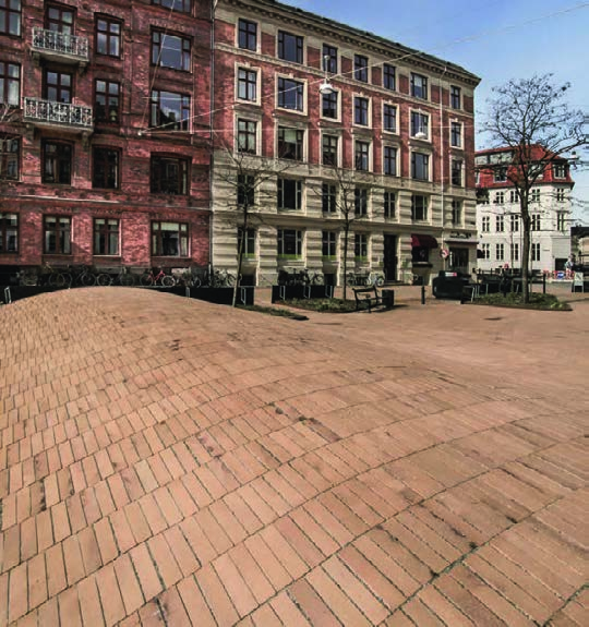 20 Bewegung in der Stadt. Der Dantes-Platz ist Teil des Metropolitan Zone Projekt Vester Voldgade der Stadt Kopenhagen. Er präsentiert sich als öffentlicher Raum an herausragender Stelle der Stadt.