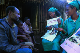 Natur erhalten mit Kondom und Pille Familie planen heißt Zukunft planen: Informationen zu Gesundheit und Empfängnisverhütung stoßen bei den Dorfbewohnern auf großes Interesse Schnelles