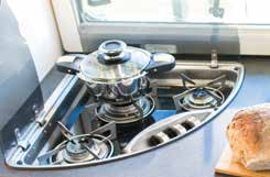 > > Direkt an der Küchenzeile sorgt ein Klappfenster für Durchzug. Mit Doppelrahmen, Fliegengitter und Isolierglas entspricht es dem Malibu-Qualitätsanspruch.