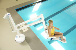 Mobiler Schwimmbadlifter PAL PAL - Portable Aquatic Lift Einzigartiger mobiler Schwimmbadlifter Einfache und sichere Handhabung Badegast kann eigenständig in das Bad und heraus Ohne Bauliche Maßnahme
