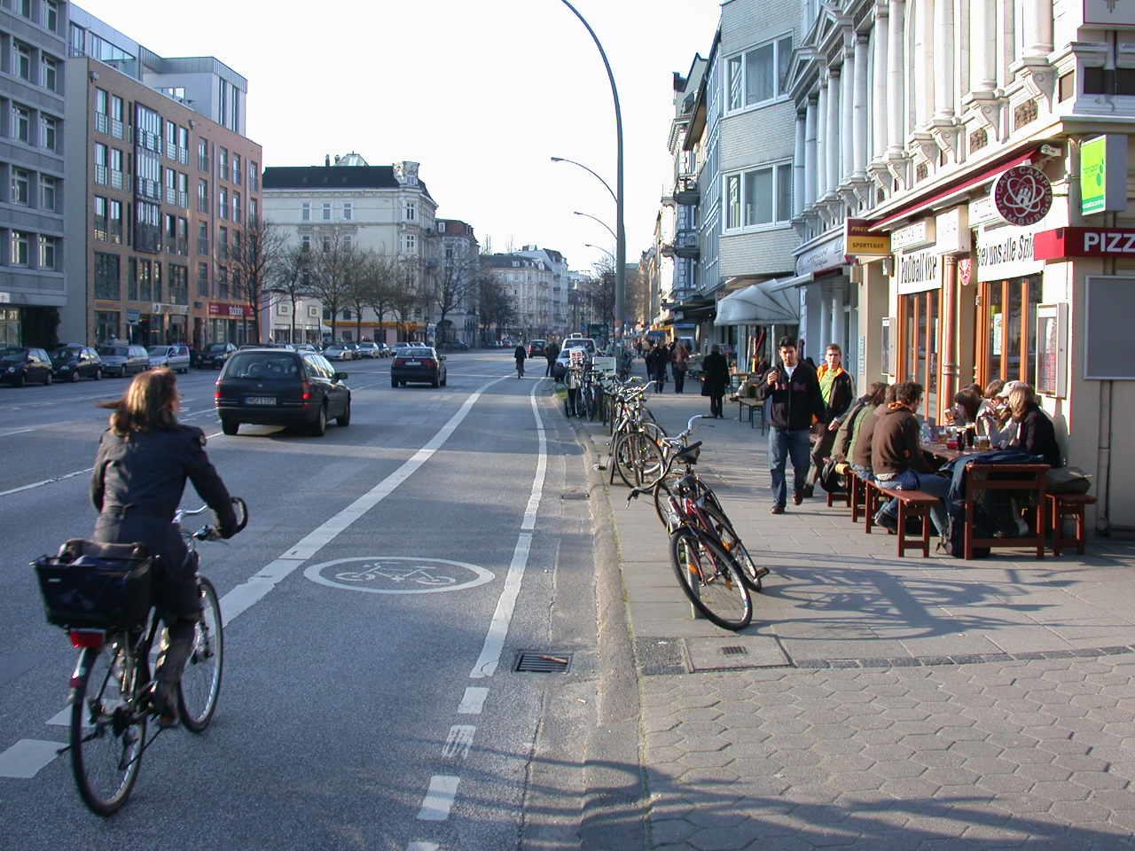 Exkurs: Radfahrstreifen Radfahrstreifen Vorteile für Fußgänger keine Gehweg-Konflikte Vorteile für Rad- und Autofahrer: Sichere Führung Weniger