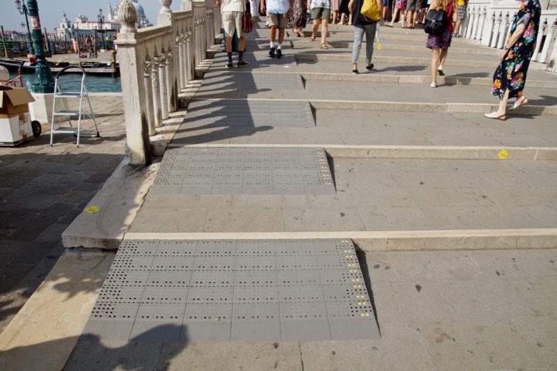 Die Seufzerbrücke Die Seufzerbrücke gehört zu den bekanntesten Bauwerken in Venedig. Eine Besichtigung mit Erinnerungsfoto gehört zum Pflichtprogramm.