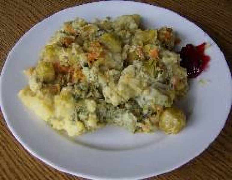Kartoffeln fein raspeln. Sauerkraut grob wiegen. Feta würfeln. Ingwer + Oliven fein wiegen. Käse grob raspeln.