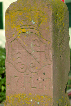 LOKALVEREIN HASLACH E.V. Das Wappen von Haslach auf einem historischen Grenzstein.