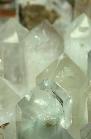 Bergkristall geschliffen Geschliffenen Bergkristall führen wir in folgenden Formen und Qualitäten: Kugeln Qualitäten: A, B 1, 2, 3, 4, 5 Pyramiden