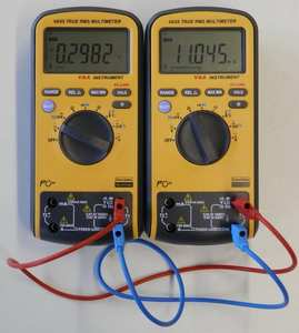 Die Messgeräte können auch den Widerstand R in Ohm messen. Dazu gibt das Gerät eine Spannung aus und misst den fließenden Strom: R = /, wird später erklärt.