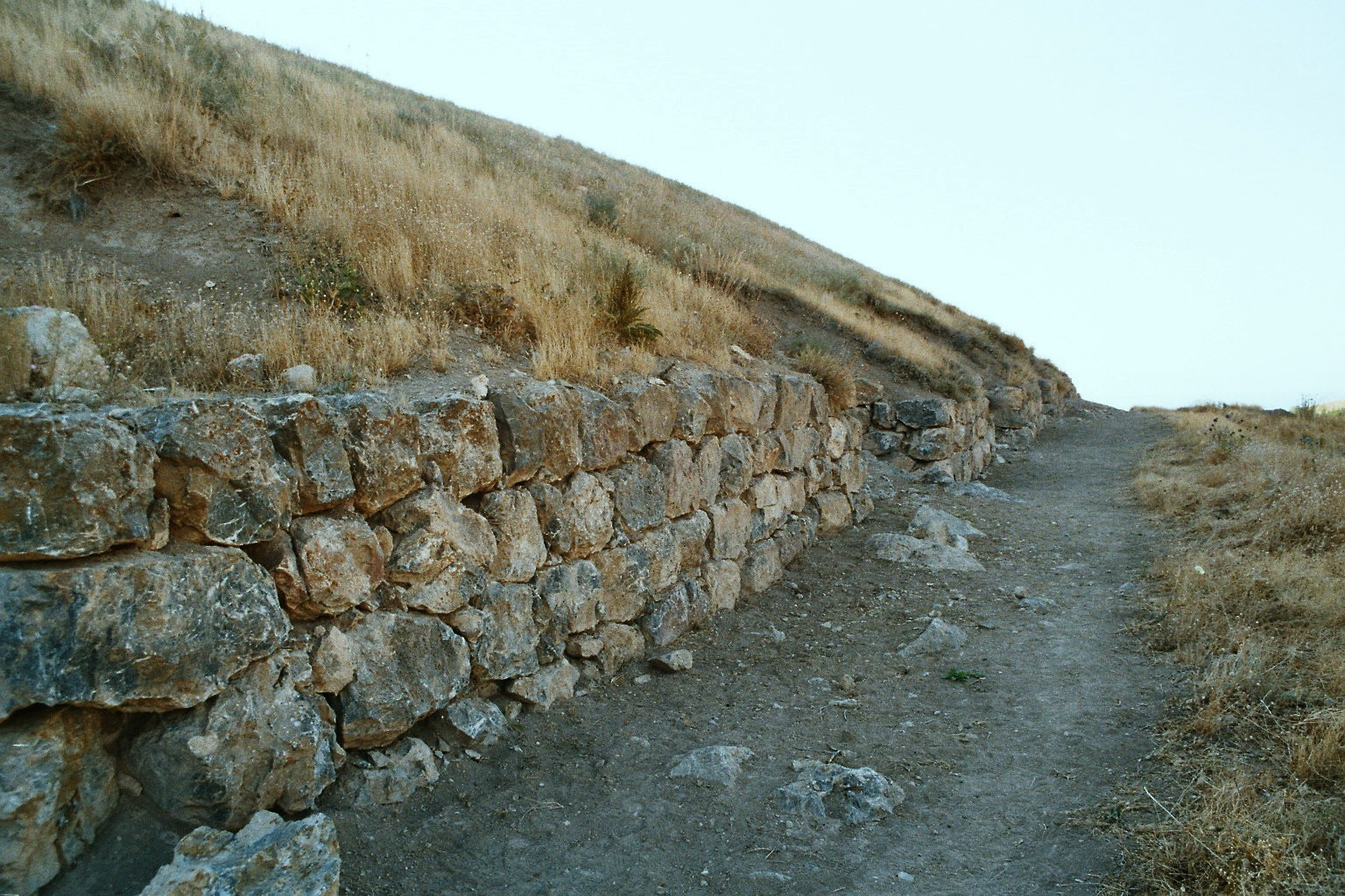 An den beiden Bildern kann man die Bauweise gut sehen. Basis bildete eine Fundament- bzw. Sockelmauer, die meist direkt auf dem behauenen Fels errichtet war.