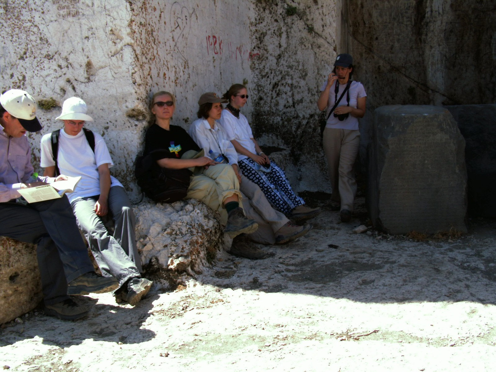 Wir kommen nun zur Kultterrasse Sarduris II. In den zwei Felsnischen befanden sich früher Stelen, wobei heute nur noch die in der rechten Nische erhalten ist.