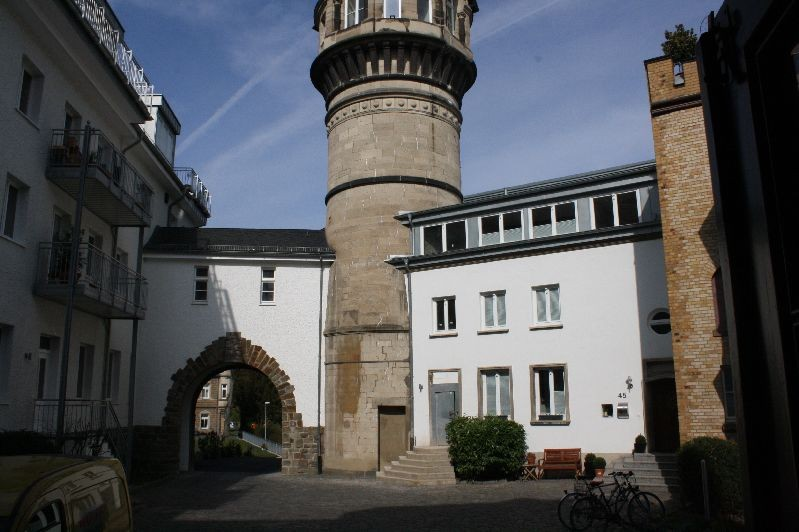 Angebot Nr.: 4517 Kessenich: Wohnen in historischer, sanierter Schlossburganlage Die Rosenburg Elegante Traumwohnung mit 2 Balkonen! 53115 Bonn-Kessenich BAUJAHR ZIMMER TIEFGAR.