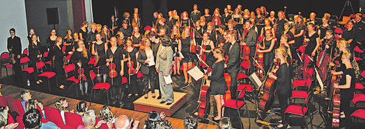 HOCHTAUNUS VERLAG Kalenderwoche 25 Seite 7 Viel Applaus gab es beim abschließenden Konzert im Saal von Falaise für die Humboldtschüler.