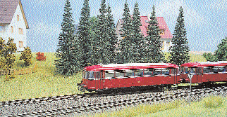 MODELLBAHN-ANLAGE Ein VT 98 nähert sich von rechts dem Bf Mödlitz. Die Ortschaft ist mittels weniger Häuser lediglich angedeutet.