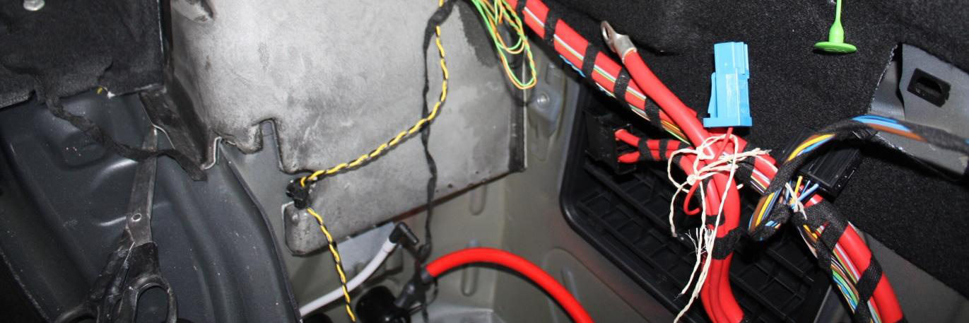 10. Anschließen des Kabelsatzes Batterie wieder einbauen Laut Doku muss in diesem Bereich der Can Bus liegen, auf den man andocken kann. Das Anklemmen des 2 Drahtbuses ist gut beschrieben.