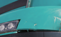 IN IN Steinschläge in der Windschutzscheibe, egal ob Fahreroder Beifahrerseite Defekte Rückleuchte Unsachgemäße Reparatur Unsachgemäße Reparatur Risse in der Karosserie (Unfallschaden) Aufkleber und