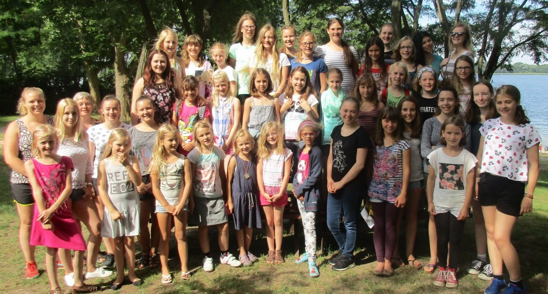 Mädchenfreizeit in Storkow Dieses Jahr machten sich 42 Mädchen auf den Weg nach Storkow, um eine schöne Woche miteinander zu verbringen.