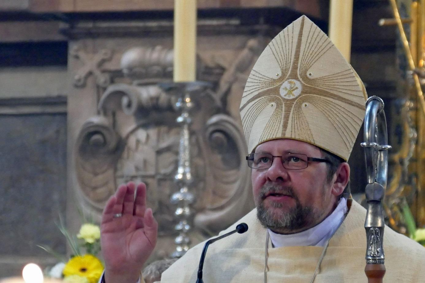 Vor dem bischöflichen Segen verlas Diakon Matthias Friedl eine Urkunde, auf der der Gründungsgottesdienst