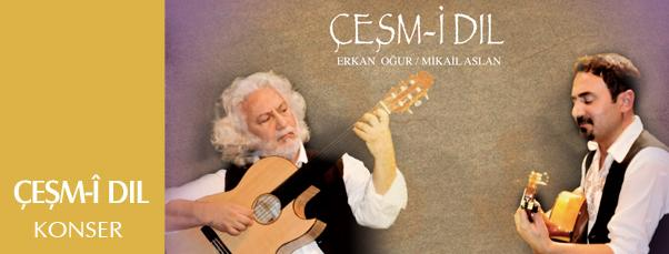 Erkan Oğur mit der bundlosen Gitarre Mikail Aslan gehört dem kurdisch-zazakischen Kulturkreis an und beherrscht meisterhaft Tembur, Gitarre und Saxophon.