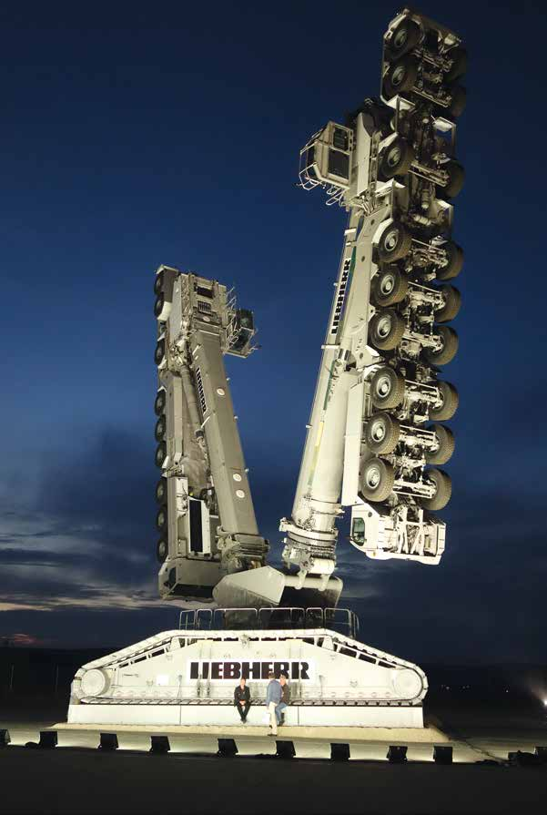 Beindruckende Kran-Skulptur: zwei LTM 1750-9.1 sind kopfüber auf einen Raupenunterwagen aufgeflanscht. tional erhältlich. Der LTM 1250-5.
