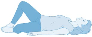 Legen Sie sich auf den Rücken, Hände flach auf Unterlage, ein Bein aufgestellt. Das andere Bein möglichst weit nach oben gestreckt, dann wieder anwinkeln und langsam auf den Boden.