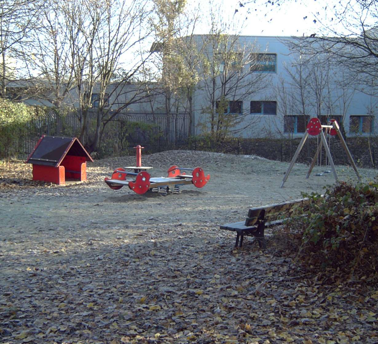 Tempelhofer Damm 161 (Grunackpark) Dieser Spielplatz liegt in der Nähe der Tempelhofer Stadtbibliothek. Von der Ausstattung her ist er für Kleinkinder ausgelegt.