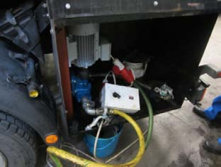 Приказ на полнењето на отпадни масла според примерот од Македонија 1000 литри метална цистерна за собирање отпадни масла во една гаража во Скопје Возило цистерна за собирање на отпадни масла во