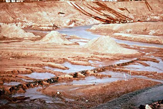 Geotechnische Probleme und deren Lösungen - Berichte aus dem Berufsleben Abbildung 1: Baugrube im Oktober 1974 mit Wasseraustritten über die gesamte Baugruben sohle.