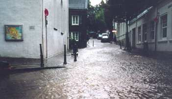 Abb. 20: Altstadt von Gräfrath: Überflutungen bei Starkregen 1999 In einem ersten Schritt wurde zunächst die Anzahl von Straßeneinläufen erhöht und deren Lage optimiert, um die vorhandenen