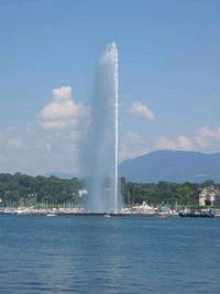 Informationstechnologie, 0.06.007, 9:00 :00 Uhr Aufgabe 3: (6 Punkte) a) Die berühmte Fontäne der Stadt Genf (Jet d eau) erreicht eine Höhe von 40 m über dem See.