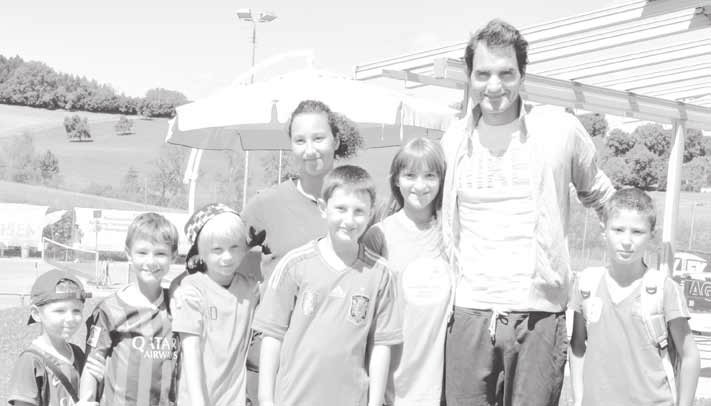 DIVERSES. Der TCB als Kulisse für Roger Federer Grosses Kino im TC Burgmoos: Am Vormittag des 31. Juli diente unsere Tennisanlage als Kulisse für einen Filmdreh mit Roger Federer!