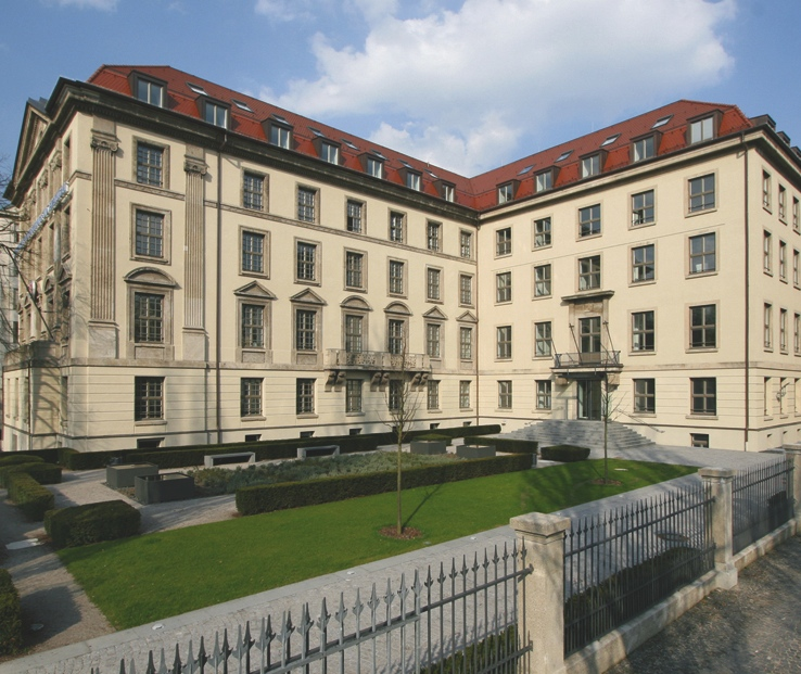 Auf einen Blick Gründung 1994 TOP-3 Wohnimmobilienprojektentwickler in München Konzentration auf Geschäftsbereiche Neubau von Wohnimmobilien und Revitalisierung von Bestandsgebäuden Langjähriger