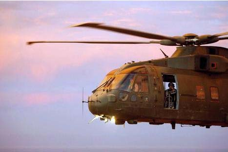 Ein amerikanischer Militärhelikopter im Einsatz über Afghanistan Ein US-Soldat trauert nach dem Amoklauf in Fort Hood Britische Helikopterpiloten üben in der kalifornischen Wüste