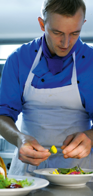 Küchenchef Ludger Thiel verbindet regionale Küche mit mediterranem Flair. Sein Rezept: beste frische Zutaten von der Höri.