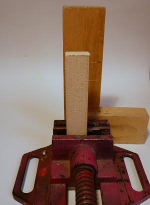 UE 2 Geplanter Unterrichtsverlauf II (2 Stunden) Ständerbohrmaschine Rundstab aus Holz (22 mm) Holzleisten mit quadratischem Querschnitt Raspel, Feile, Schmirgelpapier verschiedene Schrauben,