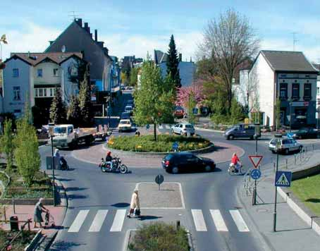 Geschichte des Kreisverkehrsplatzes Typischer kleiner Kreisverkehr innerorts Seit Mitte der 80er Jahre gewannen die Kreisverkehre in Deutschland wieder an Bedeutung.