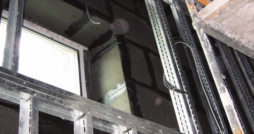 elektronischen Sicherungssysteme für die Ausstellungsstücke direkt in der Wand unterzubringen. Grundvoraussetzung der Wandkonstruktion ist ein dicht an der Innenwand anliegender Dämmstoff.
