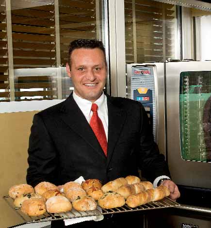 Executive Chef Erich Furrer am reichhaltigen Brotbuffet im Lifestyle-Hotel Uto Kulm auf dem Uetliberg in Zürich.