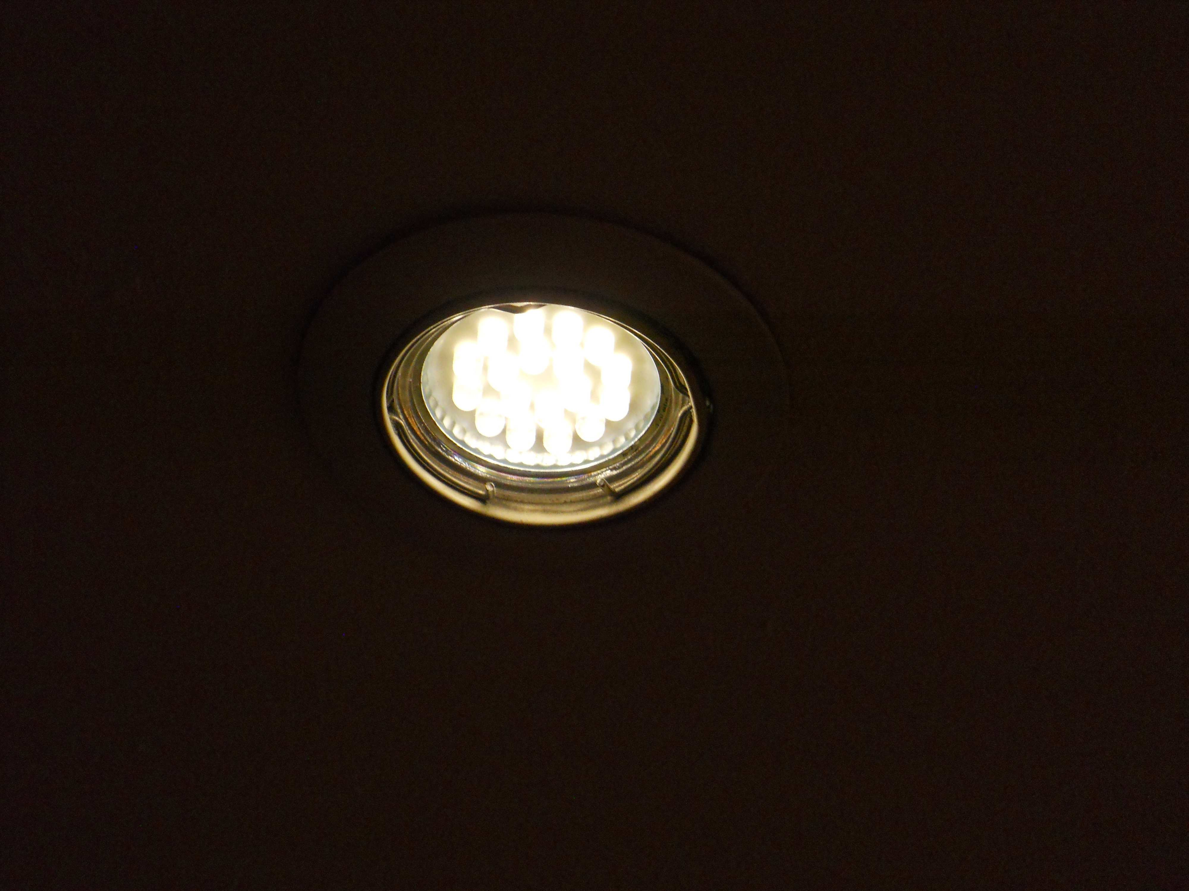 Optimierung Beleuchtung (siehe Nachmittag) Betriebsbeleuchtung: - Flur, Toiletten, Garderobe, Kühlschränke usw.