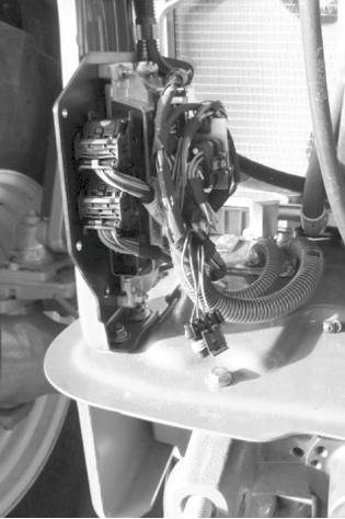 Frontzapfwelle / Front PTO John Deere 6105R - 6125R FZW-Kabel (2) verlegen und anschliessen: Lay and connect front PTO cable (2): FZW-Getriebe front PTO gear unit 7.