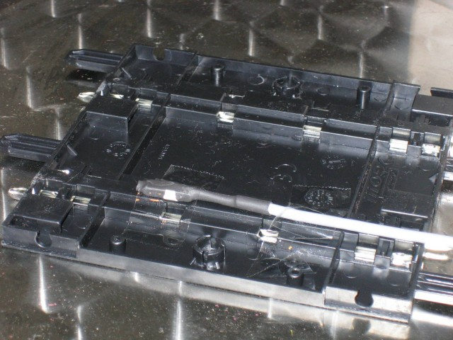 6 Schiene mit Sensoren versehen (Beispiel Magnetsensoren) Die Sensoren sind möglichst dicht neben dem Schlitz zu montieren.