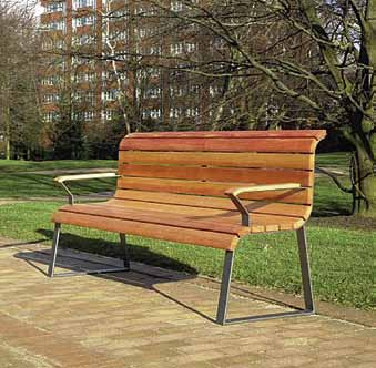 Bei dem Entwurf der Bänke für die ältere Bevölkerung wurde besonderer Wert auf eine sanft nach vorn geneigte Sitzfläche gelegt, die das Aufstehen erleichtert und in Verbindung mit einer erhöhten