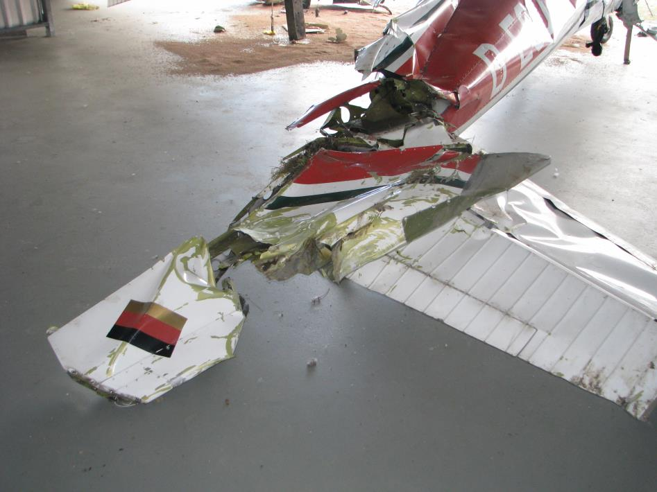 Die Schäden an den beiden Luftfahrzeugen dokumentieren, dass das Seitenleitwerk der Cessna mit der Wurzel der rechten Tragfläche der Piper kollidierte und das linke Höhenleitwerk der Cessna mit dem