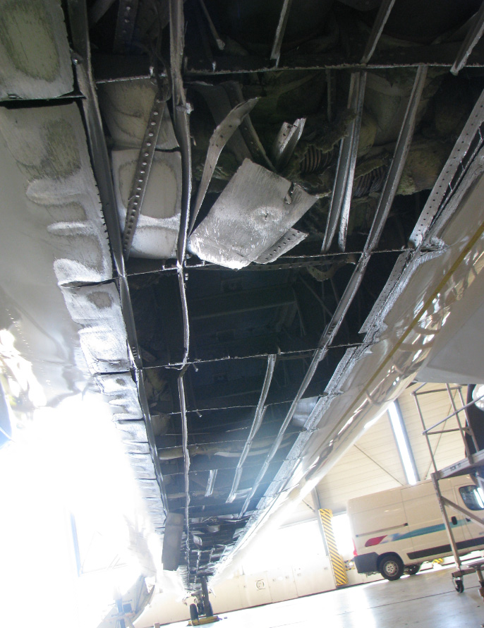 Schaden an der Unterseite des Rumpfes in Flugrichtung Foto: BFU An Bord des Flugzeugs befanden sich ca. 1 630 kg Kraftstoff. Es lief kein Kraftstoff aus.